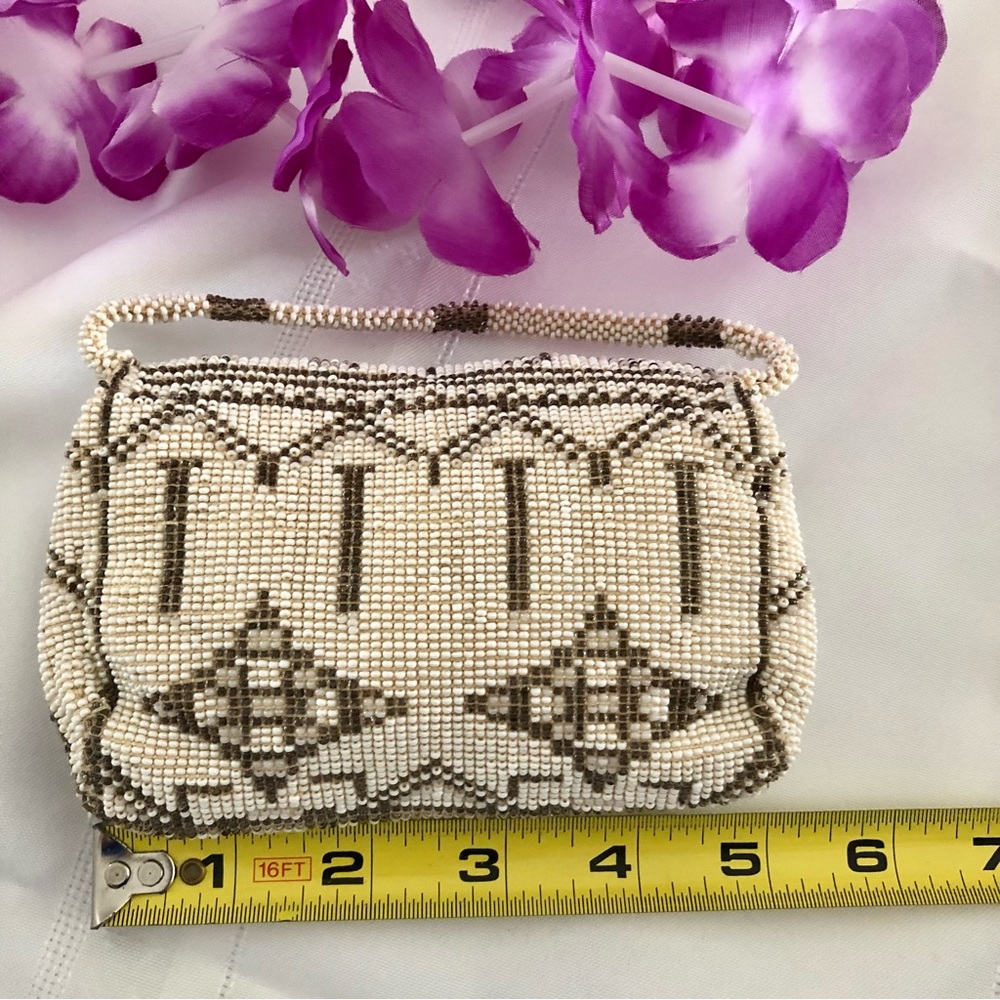 Dainty little gorgeous vintage 1940s beaded wristlet purse